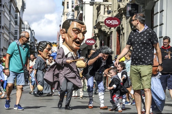 Los cabezudos los protagonistas de las calles de Vitoria.