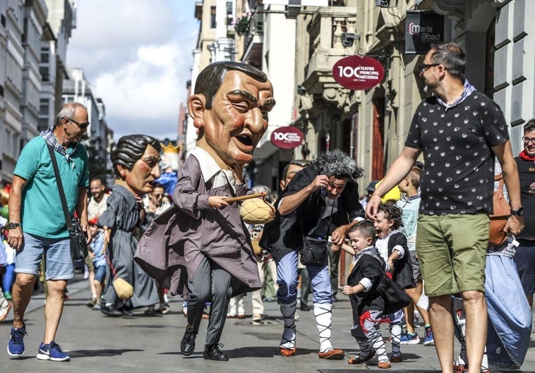 Los cabezudos los protagonistas de las calles de Vitoria.