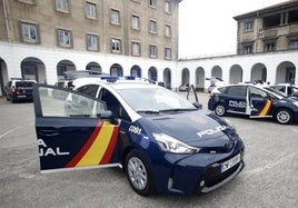 Coches de la Policía Nacional en Oviedo.