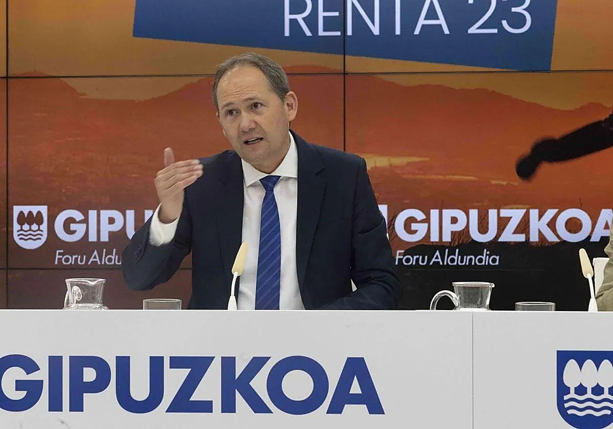 Fallece el diputado de Hacienda de Gipuzkoa atropellado cuando circulaba en bici con su hijo de 10 años