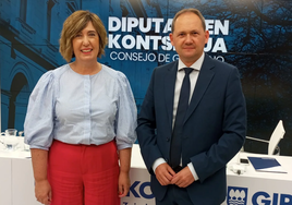 Jokin Perona, el pasado 24 de julio en el palacio foral de Donostia con la portavoz de Diputación, Irune Berasaluze, en su última rueda de prensa.
