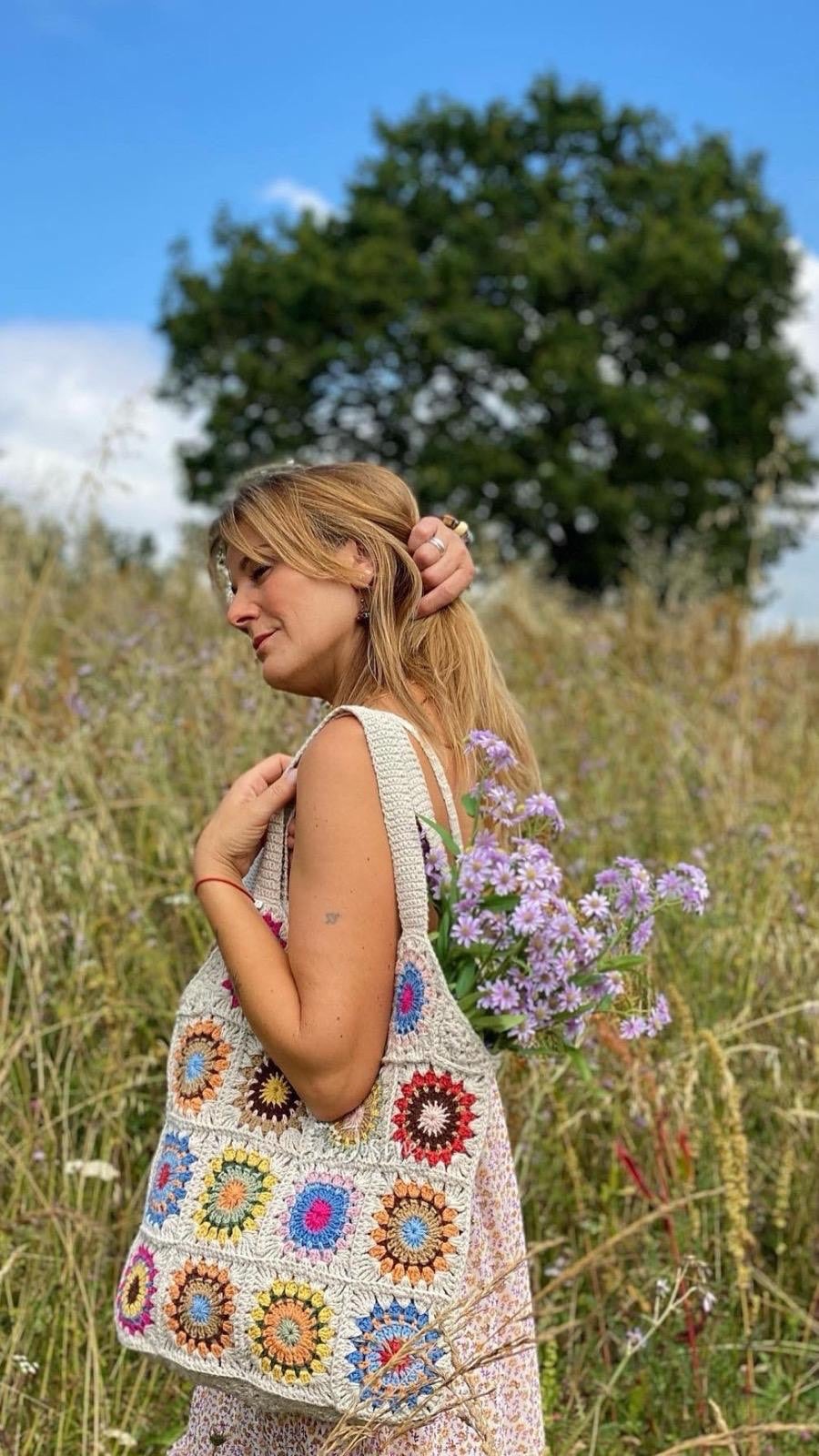 Letizia sorprende en Mallorca con un bolso de crochet creado por Josune en su caserío de Bizkaia