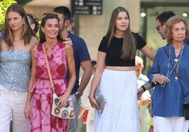 Letizia sorprende en Mallorca con un bolso de crochet creado por Josune en su caserío de Bizkaia.