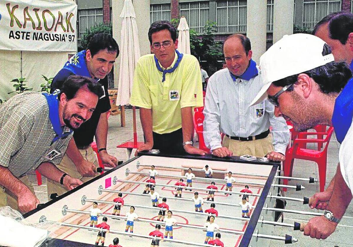 Carlos Iturgaiz y Antonio Basagoiti juegan al futbolín junto a otros dirigentes del partido.