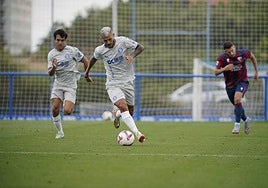 Stoichkov conduce el balón durante el amistoso ante el Huesca.