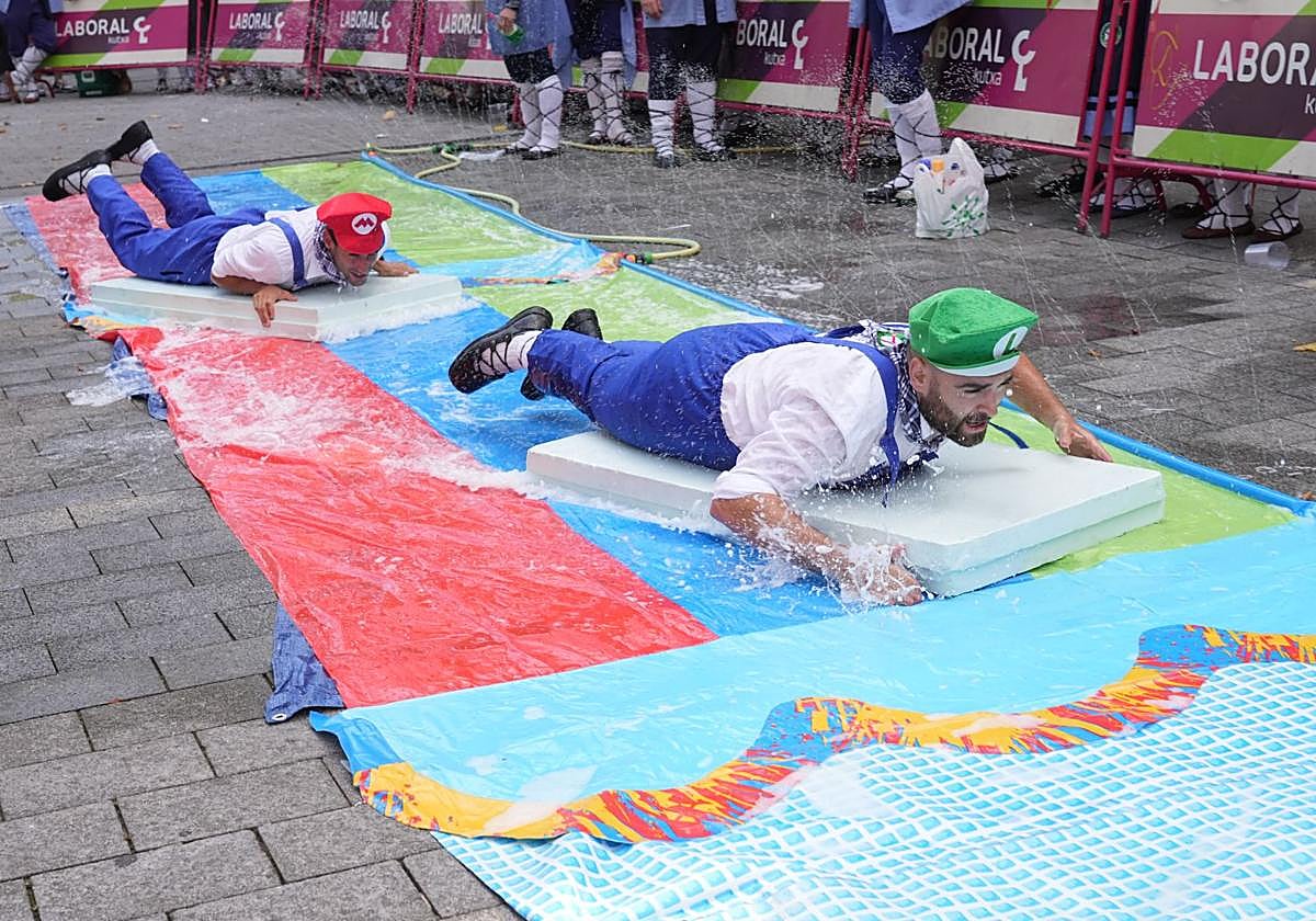 No hizo falta la 'photo finish', Luigi ganó a Mario en la plaza Green Capital.