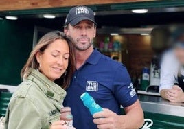 El jinete y la empresaria posan juntos con bebidas de la conocida casa de café