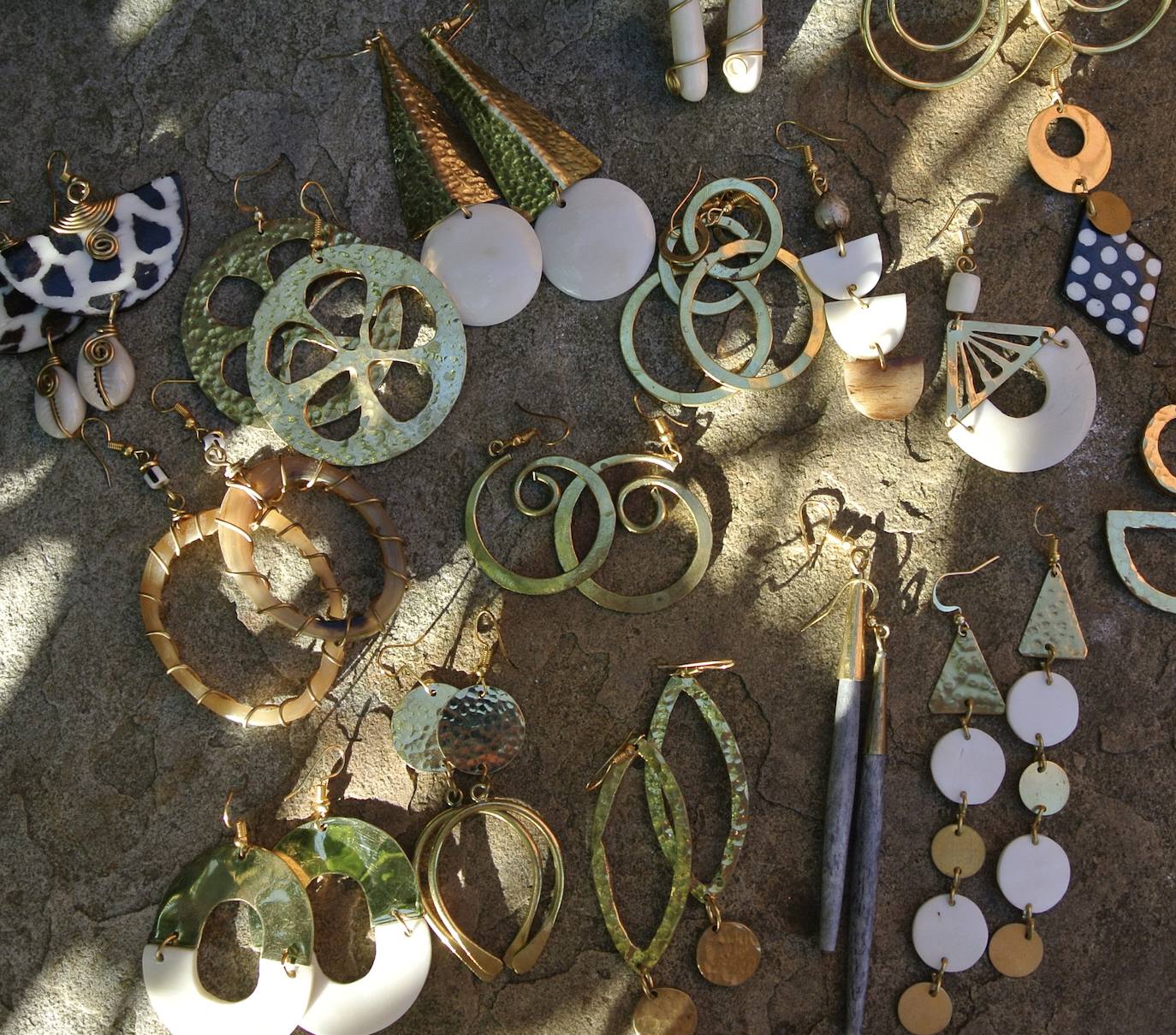 Los pendientes para ayudar a Petro, un niño con sífilis: la bonita iniciativa de esta joven bilbaína