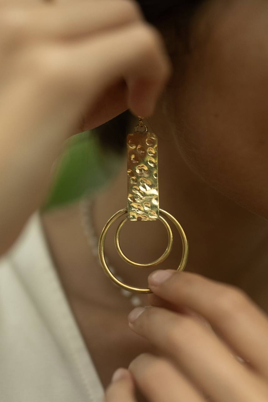 Los pendientes para ayudar a Petro, un niño con sífilis: la bonita iniciativa de esta joven bilbaína