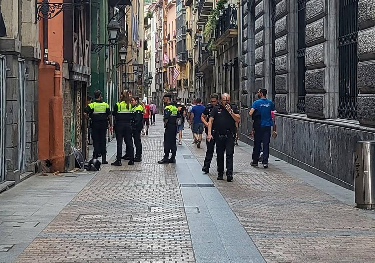 Agentes de policia a las puertas de la lonja de la calle Ronda, donde un hombre abuso de una mujer y les amenazó con un hacha.
