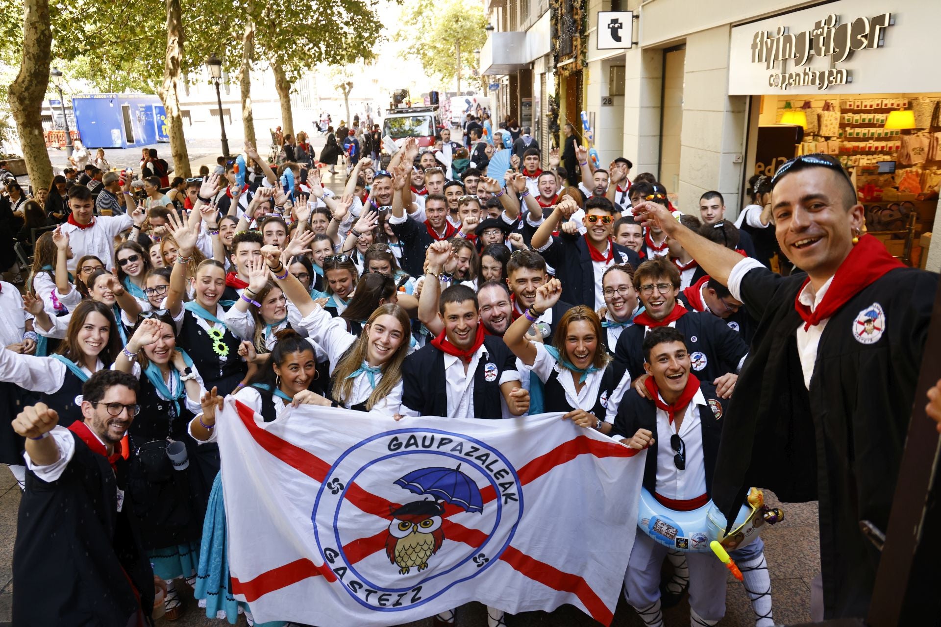 Blusas y Neskas de Gaupazaleak esperando su turno en el paseillo