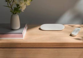 Google TV Streamer en una mesa.