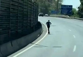 El conductor del patinete llega incluso a realizar diversas maniobras varias veces
