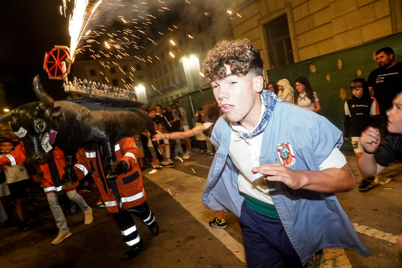 La calle Olaguibel se convierte en un ruedo con mucha chispa