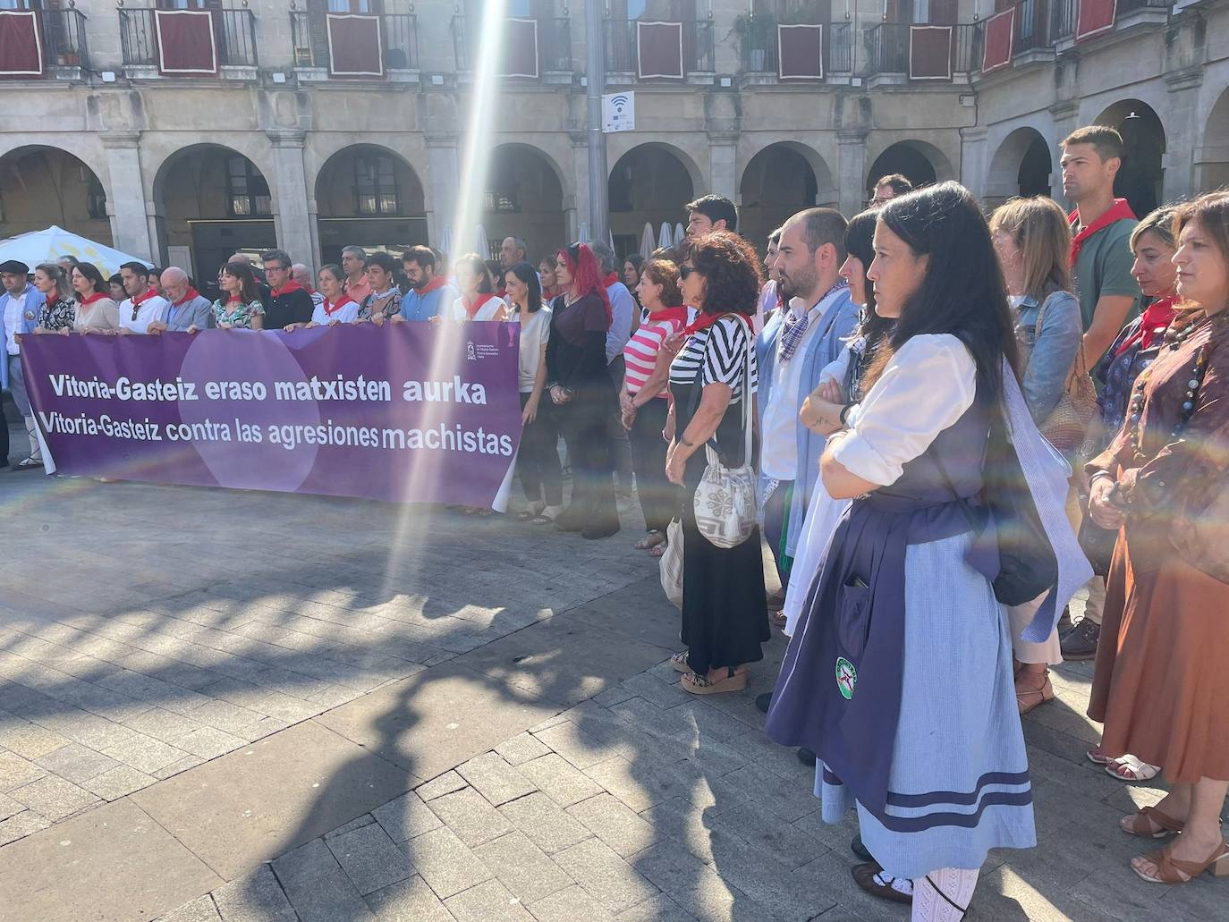 Decenas de personas se suman a la concentración que ha tenido lugar este viernes en la plaza España de Vitoria.