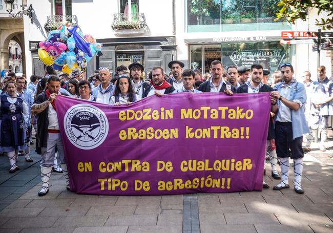 Las cuadrillas de la Federación portaron una pancarta de protesta.