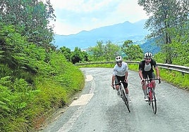 En plena ascensión se puede ver la ría de Urdaibai.