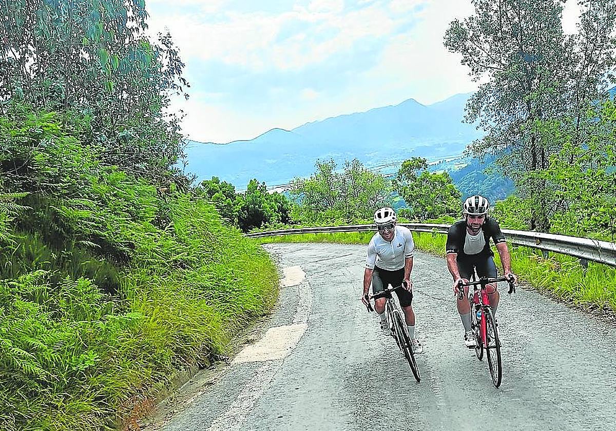 En plena ascensión se puede ver la ría de Urdaibai.