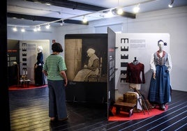 Exposición temporal 'De la cámara a la aguja' sobre la primera fotógrafa vasca, Eulalia Abaitua, en La Encarta Fabrika Museoa.