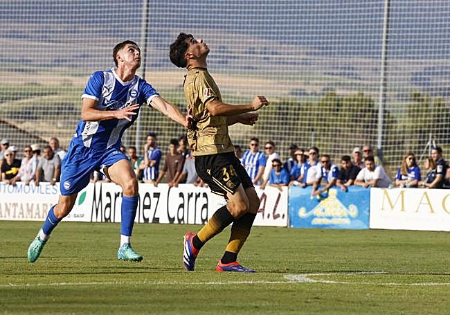 Panichelli pugna por el balón durante el amistoso ante la Real Sociedad.