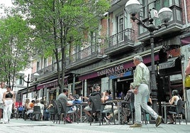 La calle Ledesma, una de las más concurridas de Bilbao, es donde se ubican cuatro de los sonómetros que controlan el ruido en las calles de Bilbao y que han sido objeto de conflicto entre los vecinos y el Ayuntamiento.