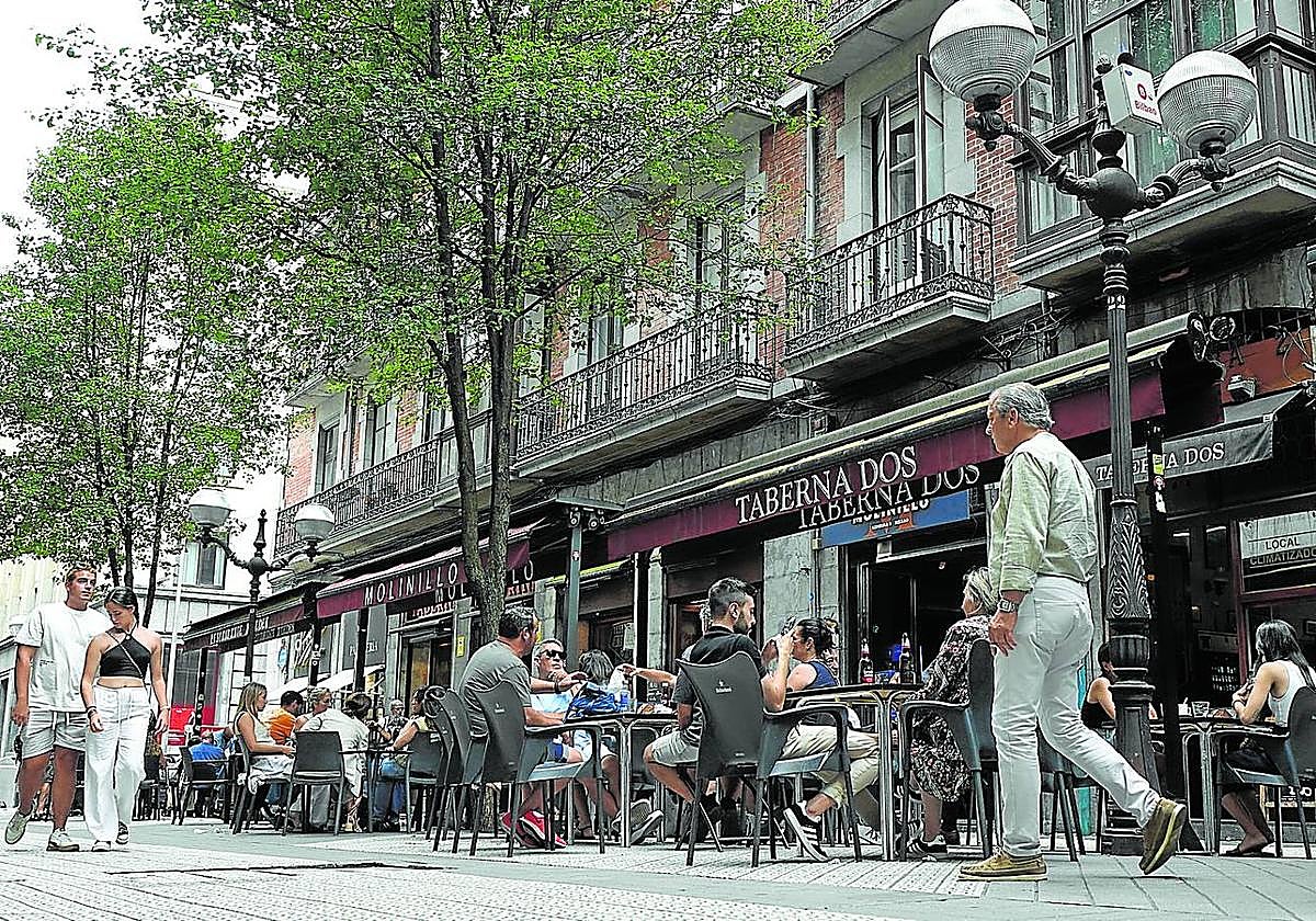 La calle Ledesma, una de las más concurridas de Bilbao, es donde se ubican cuatro de los sonómetros que controlan el ruido en las calles de Bilbao y que han sido objeto de conflicto entre los vecinos y el Ayuntamiento.