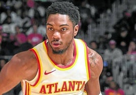 El nuevo jugador azulgrana bota con la mano izquierda durante un partido de Atlanta Hawks.