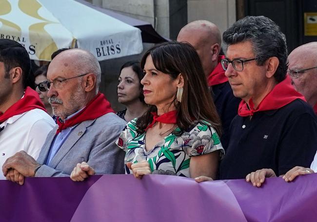 Concentración institucional contra las agresiones sexuales en Vitoria.