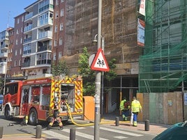 Incendio en la travesía Sagarminaga de Bolueta que ha dejado un herido.