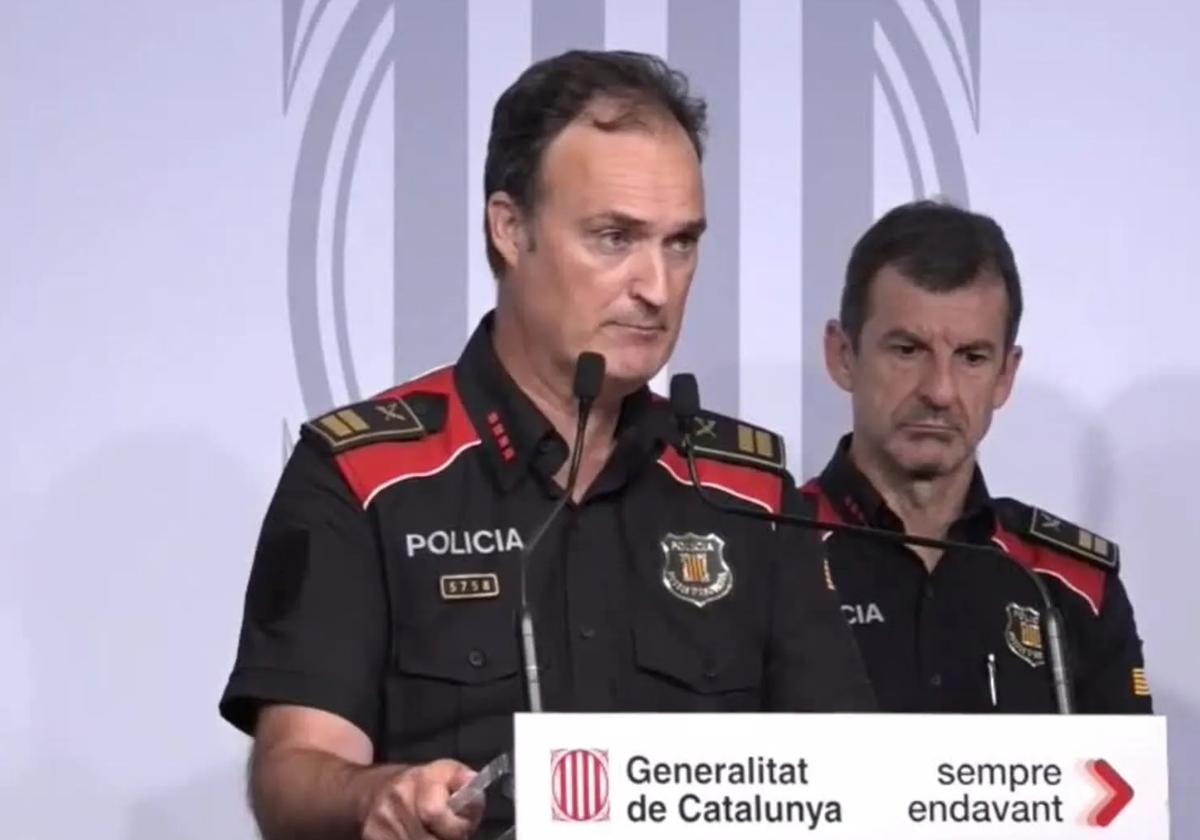 El comisario jefe de los Mossos d'Esquadra, Eduard Sallent, comparece ante la prensa para explicar el dispositivo policial en torno a Carles Puigdemont.