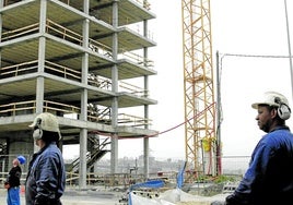 Dos trabajadores de la construcción utilizan auriculares para protegerse contra el ruido en una obra en Bilbao.