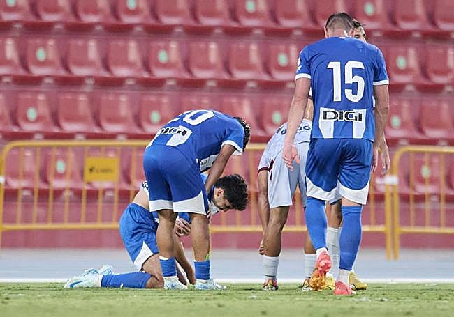 Hugo Novoa se duele tras lesionarse ante el Levante.