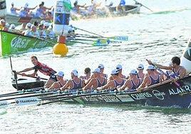 La 'Bou Bizkaia' realiza una de las ciabogas por delante de Hondarribia y Donostiarra en la bahía de Txingudi.