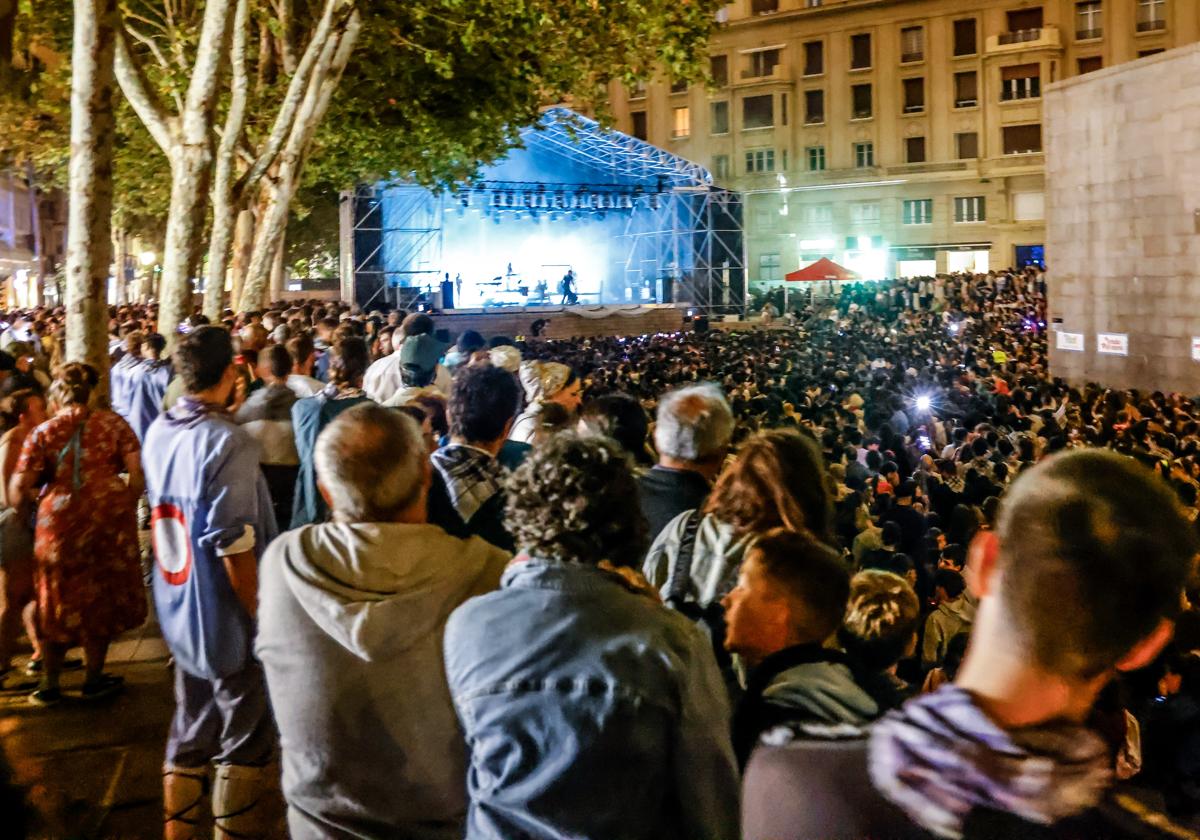 11.000 almas cantaron junto a Zetak en Fueros en la noche del jueves 8 al viernes 9