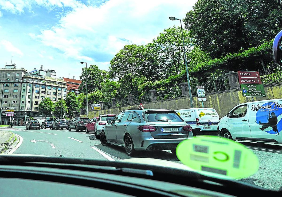 La zona de bajas emisiones entró en vigor el 15 de junio con el fin de reducir el tráfico y la contaminación en el centro de Bilbao.