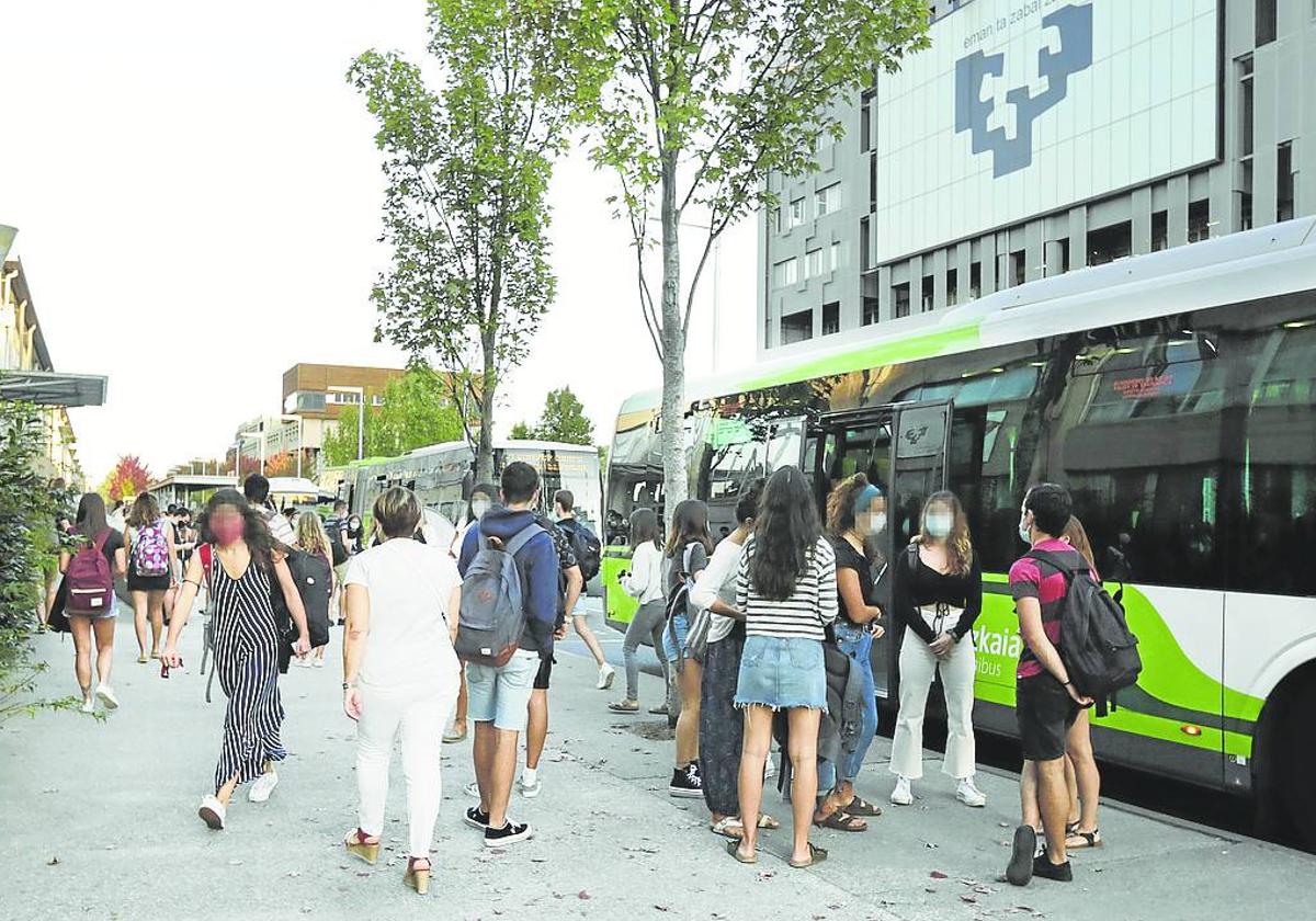 Varias familias ayalesas intentan recuperar este año el autobús diario hasta la Universidad de Leioa.