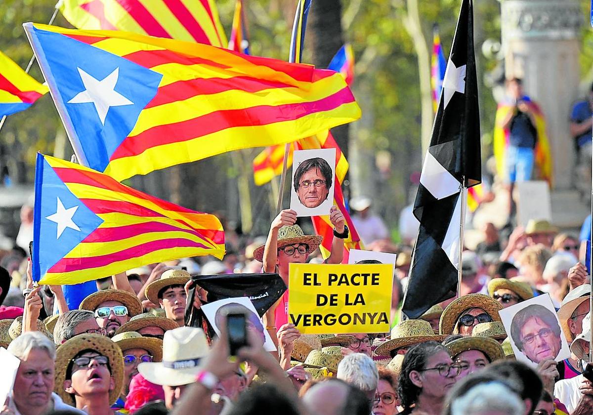 También los partidarios de Puigdemont consideran una vergüenza el pacto de los socialistas con ERC.