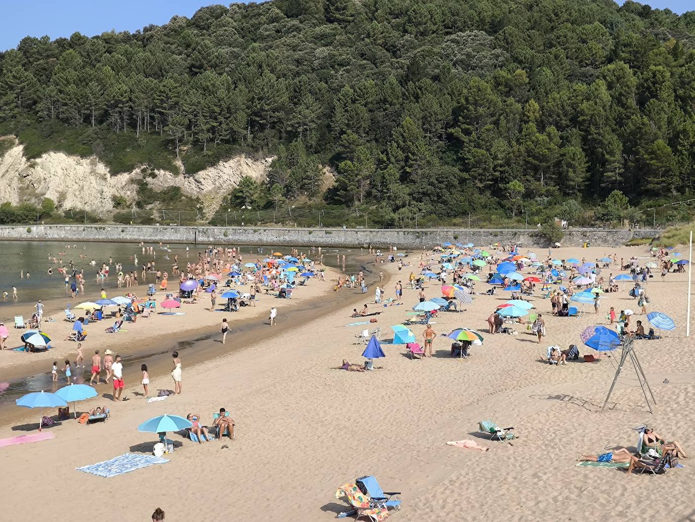 A las diez y media de la mañana la playa de Gorliz empezaba a verse llena