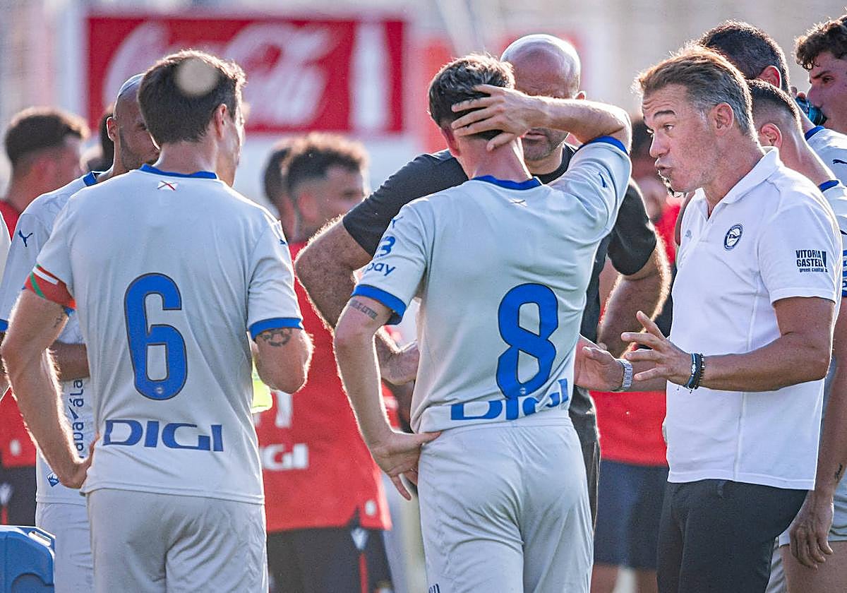 Luis García da instrucciones a los jugadores del Alavés durante el amistoso en Tajonar.