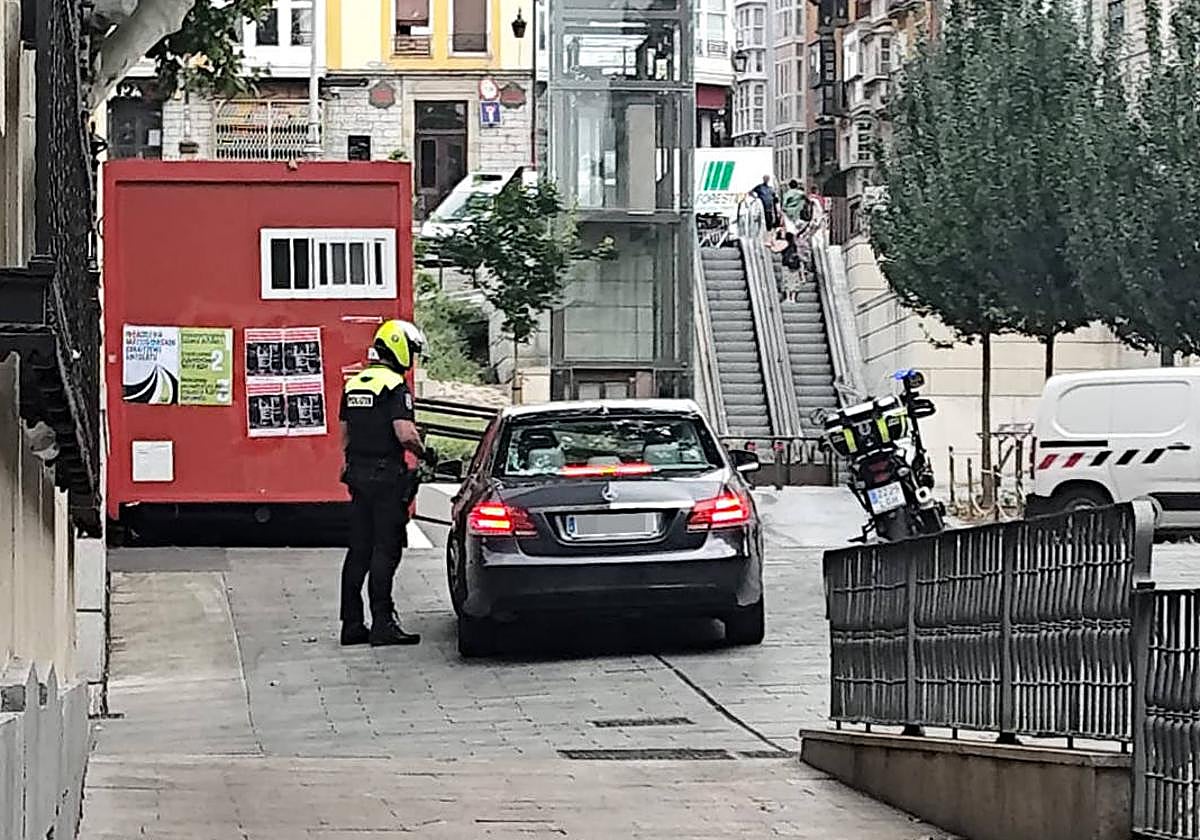 Agentes de la Policía Local de Vitoria le escoltan hasta la calle Postas, donde proceden a multarle.