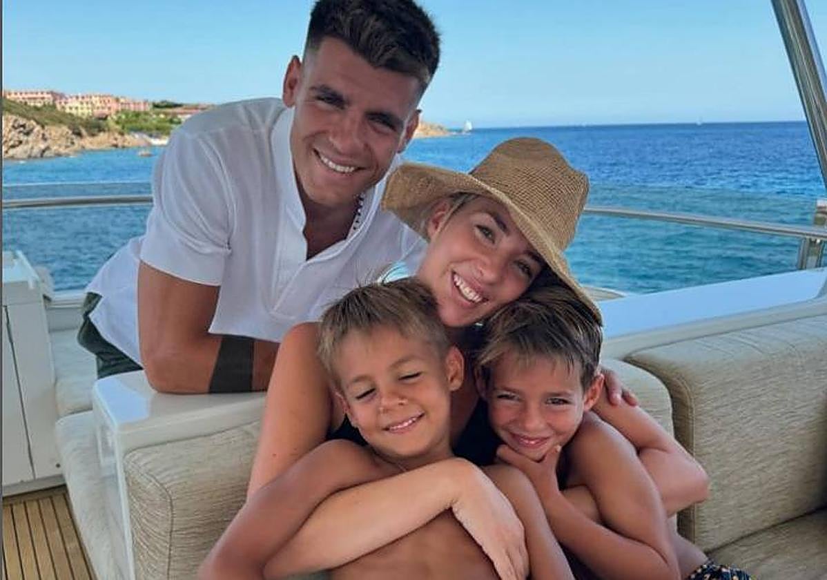 Álvaro Morata y Alice Campello junto a sus hijos durante sus vacaciones hace menos de tres semanas.