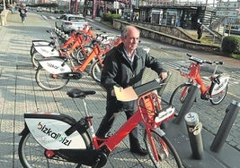 Un usuario toma su bicicleta en la estación situada junto al Puente Colgante en Getxo.