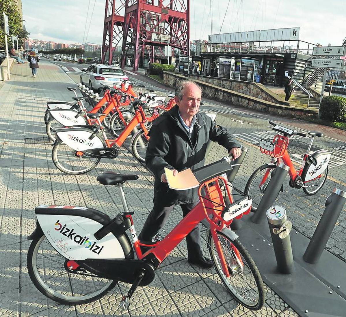 Un usuario toma su bicicleta en la estación situada junto al Puente Colgante en Getxo.