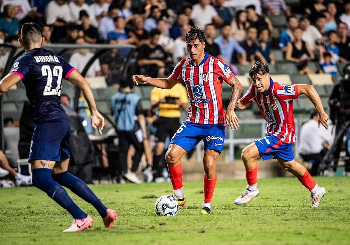Carlos Martín conduce el balón durante el amistoso entre el Atlético de Madrid y el Kitchee.