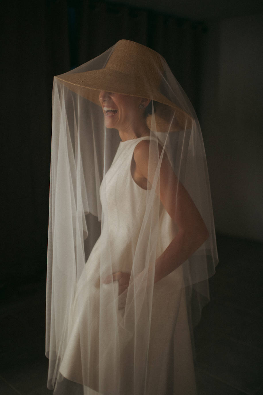 Elene, la novia más original del verano con sombrero, velo y vestido bilbaíno desmontable