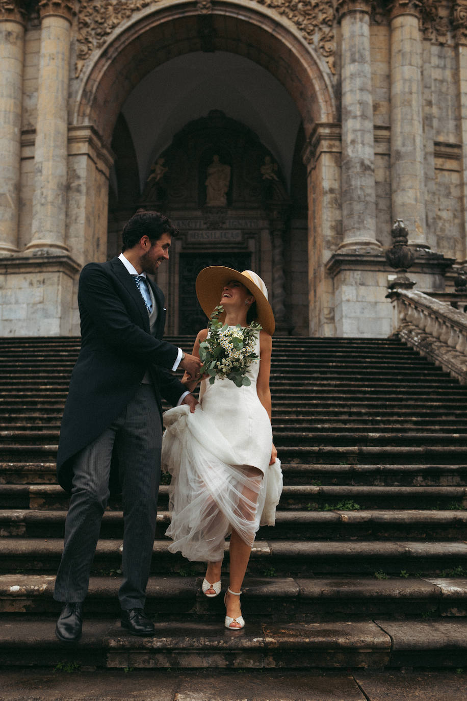 Elene, la novia más original del verano con sombrero, velo y vestido bilbaíno desmontable