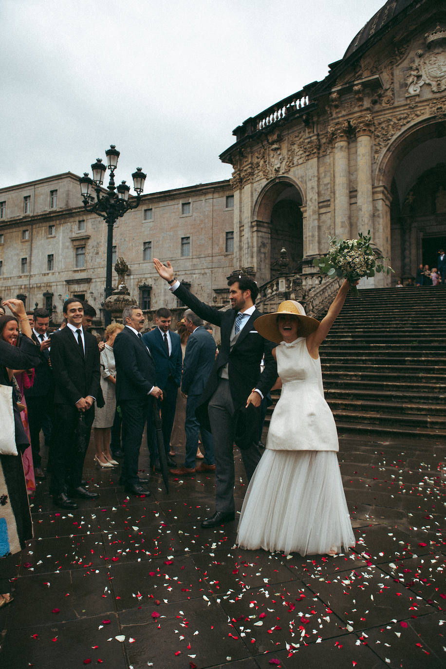 Elene, la novia más original del verano con sombrero, velo y vestido bilbaíno desmontable