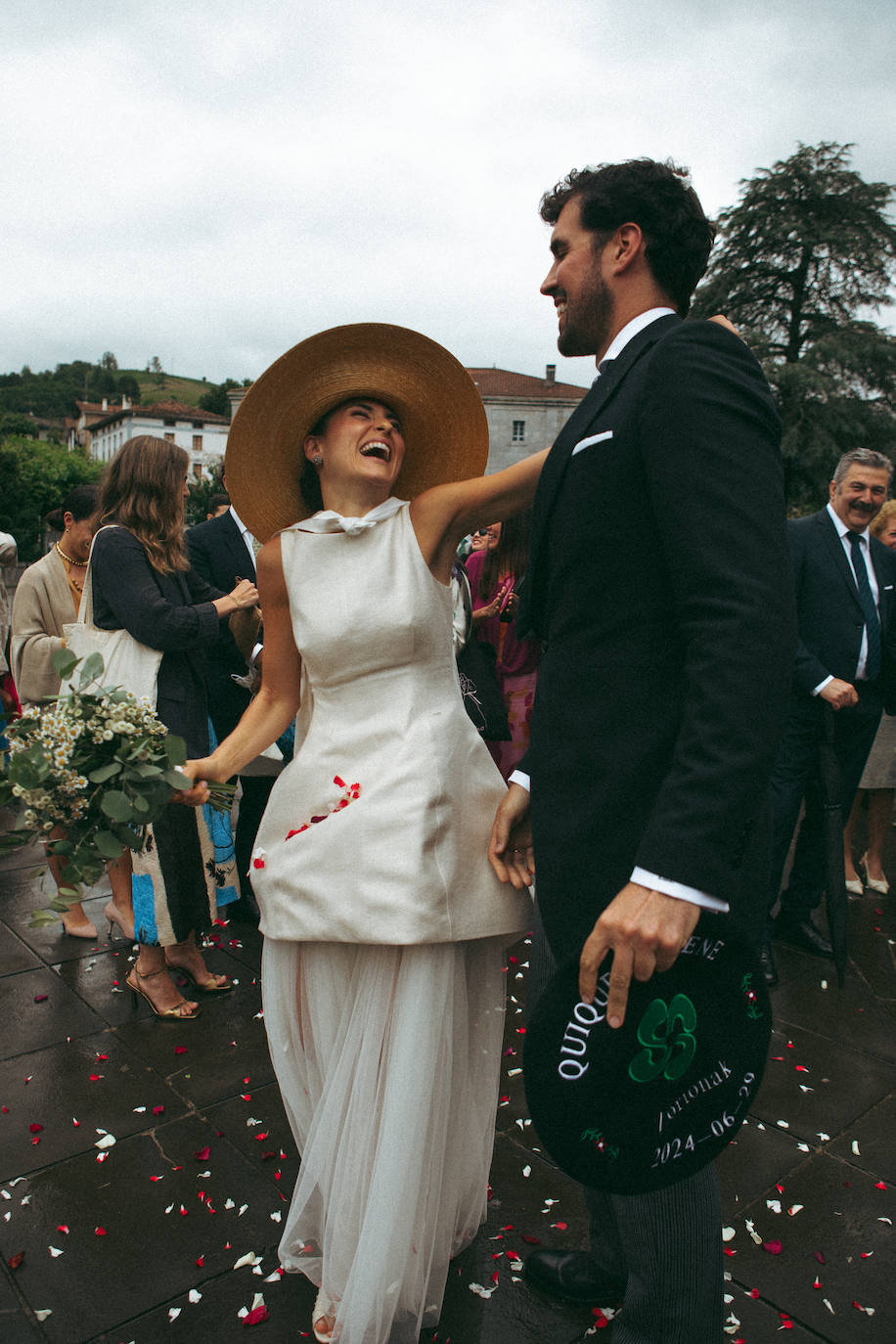 Elene, la novia más original del verano con sombrero, velo y vestido bilbaíno desmontable