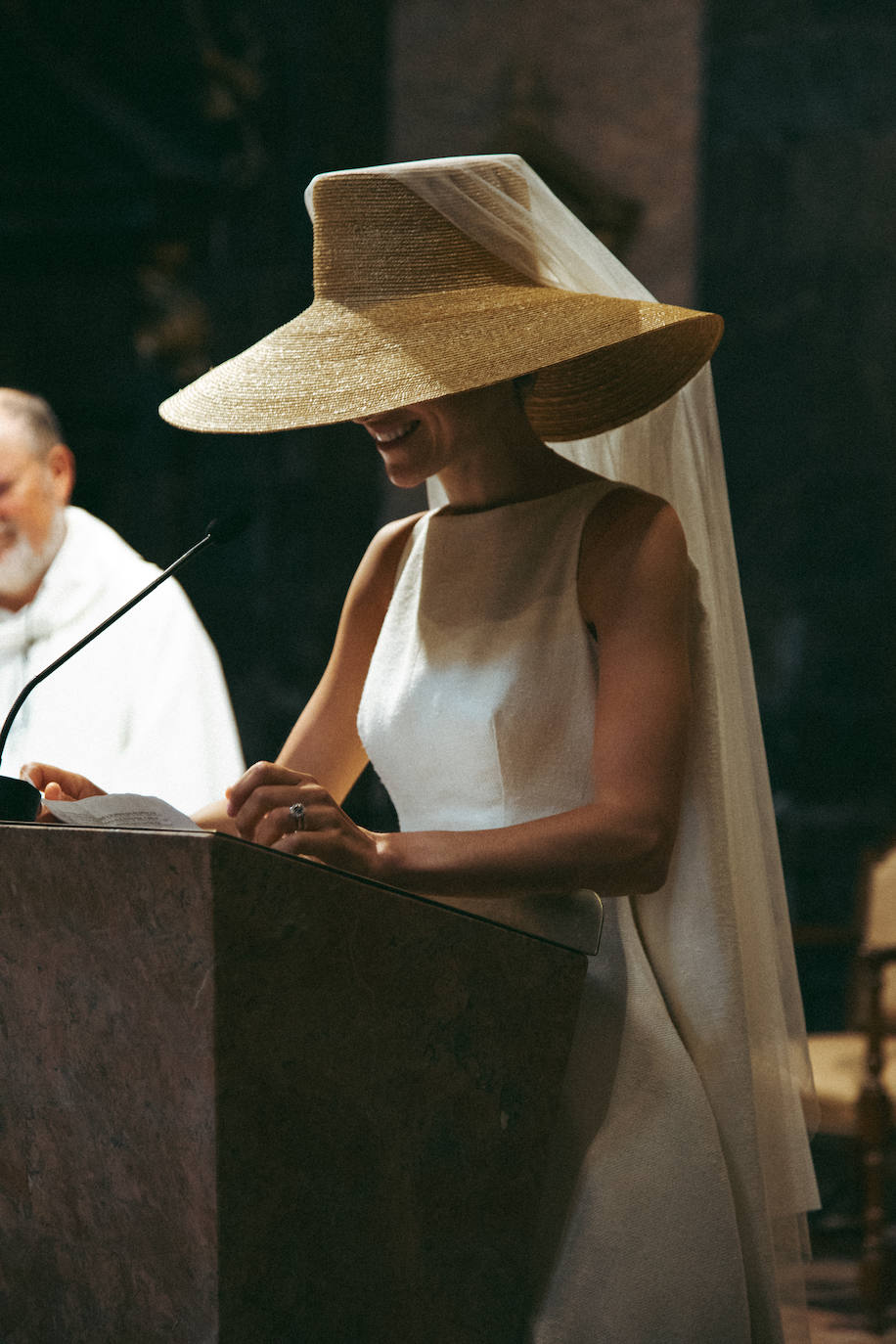 Elene, la novia más original del verano con sombrero, velo y vestido bilbaíno desmontable