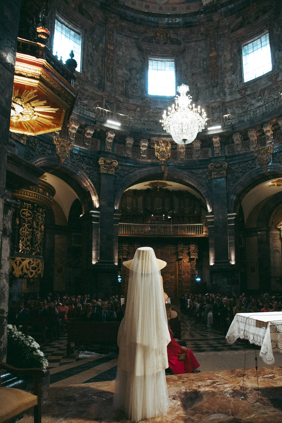 Elene, la novia más original del verano con sombrero, velo y vestido bilbaíno desmontable